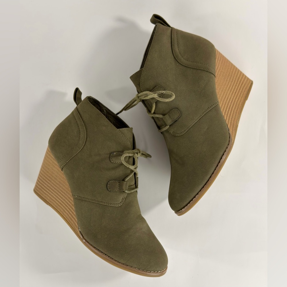 Nautica Women 10 Vaeda Wedge Ankle Booties Olive Green Vegan Suede Lace Up Boots
